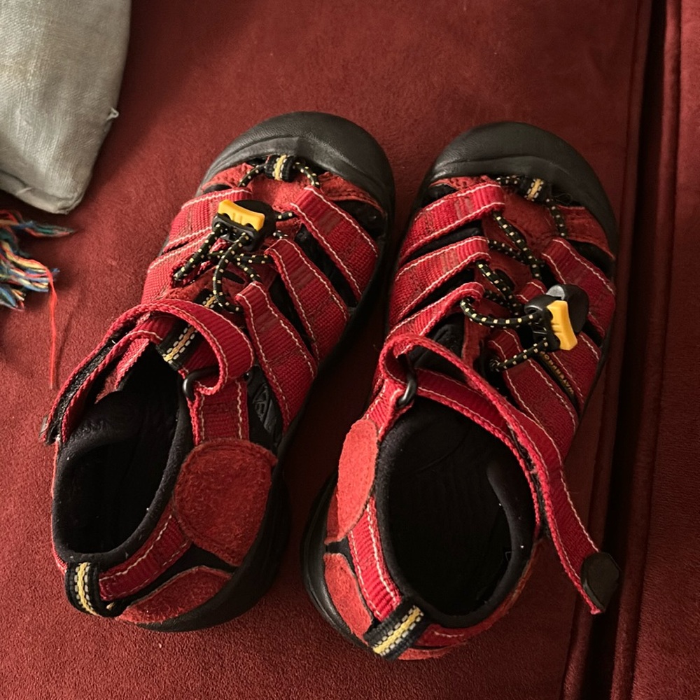 𝅺KEEN waterproof sandals size 13.